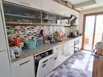 Bahçelievler Camlıkahve'de 4,Kat Asansörlü 8 Yıllık 100 m2 Ön Cephe