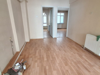 Bahçelievler Camlıkahve'de 3,Kat Balkonlu 90 m2 Ön Cephe 2+1 Daire