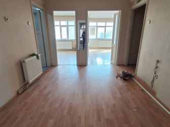 Bahçelievler Camlıkahve'de 3,Kat Balkonlu 90 m2 Ön Cephe 2+1 Daire