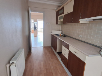 Bahçelievler Camlıkahve'de 3,Kat Balkonlu 90 m2 Ön Cephe 2+1 Daire