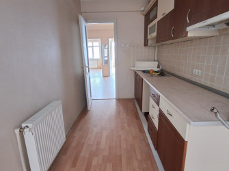 Bahçelievler Camlıkahve'de 3,Kat Balkonlu 90 m2 Ön Cephe 2+1 Daire