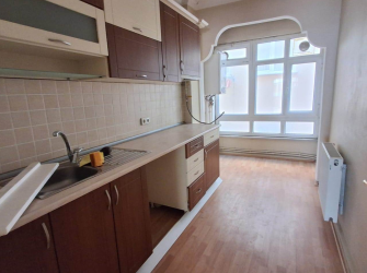 Bahçelievler Camlıkahve'de 3,Kat Balkonlu 90 m2 Ön Cephe 2+1 Daire