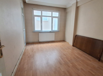 Bahçelievler Camlıkahve'de 3,Kat Balkonlu 90 m2 Ön Cephe 2+1 Daire