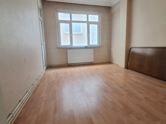 Bahçelievler Camlıkahve'de 3,Kat Balkonlu 90 m2 Ön Cephe 2+1 Daire