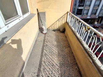 Bahçelievler Camlıkahve'de 3,Kat Balkonlu 90 m2 Ön Cephe 2+1 Daire