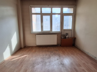 Bahçelievler Camlıkahve'de 3,Kat Balkonlu 90 m2 Ön Cephe 2+1 Daire