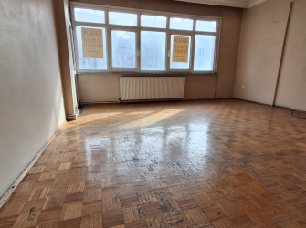 Bahçelievler Camlıkahve'de 3,Kat Balkonlu 90 m2 Ön Cephe 2+1 Daire