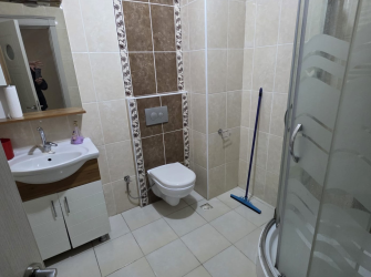 Güngören'de Katlı Otoparka Yakın 1,Kat  E.Banyolu 2+1 Ön Cephe 