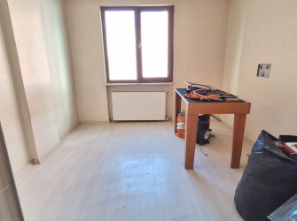 Güngören'de Tramvaya Yakın 2+1 Asansörlü 3,Kat 10 Yıllık Bina 