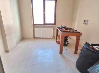 Güngören'de Tramvaya Yakın 2+1 Asansörlü 3,Kat 10 Yıllık Bina 