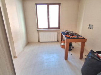 Güngören'de Tramvaya Yakın 2+1 Asansörlü 3,Kat 10 Yıllık Bina 