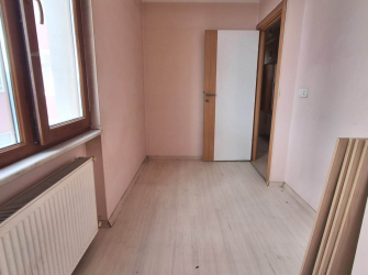 Güngören'de Tramvaya Yakın 2+1 Asansörlü 3,Kat 10 Yıllık Bina 