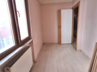 Güngören'de Tramvaya Yakın 2+1 Asansörlü 3,Kat 10 Yıllık Bina 