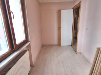 Güngören'de Tramvaya Yakın 2+1 Asansörlü 3,Kat 10 Yıllık Bina 