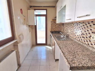 Güngören'de Tramvaya Yakın 2+1 Asansörlü 3,Kat 10 Yıllık Bina 