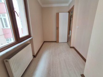 Güngören'de Tramvaya Yakın 2+1 Asansörlü 3,Kat  9 Yıllık Bina 