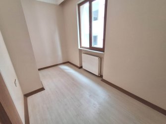 Güngören'de Tramvaya Yakın 2+1 Asansörlü 3,Kat  9 Yıllık Bina 