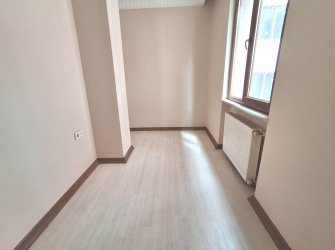 Güngören'de Tramvaya Yakın 2+1 Asansörlü 3,Kat  9 Yıllık Bina 