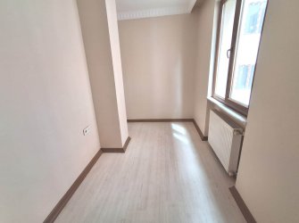 Güngören'de Tramvaya Yakın 2+1 Asansörlü 3,Kat  9 Yıllık Bina 