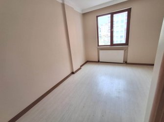 Güngören'de Tramvaya Yakın 2+1 Asansörlü 3,Kat  9 Yıllık Bina 