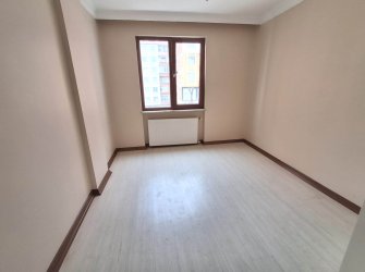 Güngören'de Tramvaya Yakın 2+1 Asansörlü 3,Kat  9 Yıllık Bina 