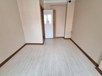 Güngören'de Tramvaya Yakın 2+1 Asansörlü 3,Kat  9 Yıllık Bina 