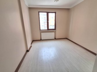 Güngören'de Tramvaya Yakın 2+1 Asansörlü 3,Kat  9 Yıllık Bina 