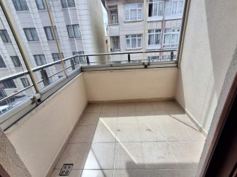 Güngören'de Tramvaya Yakın 2+1 Asansörlü 3,Kat  9 Yıllık Bina 