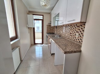 Güngören'de Tramvaya Yakın 2+1 Asansörlü 3,Kat  9 Yıllık Bina 