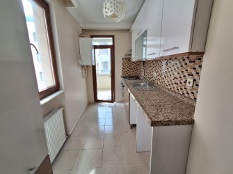 Güngören'de Tramvaya Yakın 2+1 Asansörlü 3,Kat  9 Yıllık Bina 