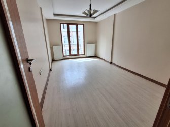 Güngören'de Tramvaya Yakın 2+1 Asansörlü 3,Kat  9 Yıllık Bina 