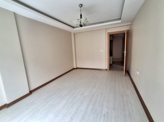 Güngören'de Tramvaya Yakın 2+1 Asansörlü 3,Kat  9 Yıllık Bina 