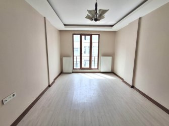 Güngören'de Tramvaya Yakın 2+1 Asansörlü 3,Kat  9 Yıllık Bina 