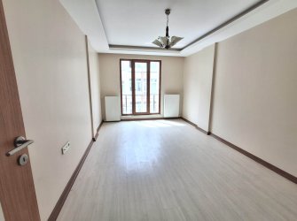 Güngören'de Tramvaya Yakın 2+1 Asansörlü 3,Kat  9 Yıllık Bina 