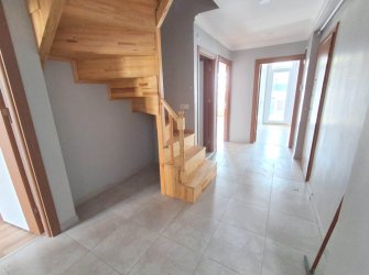 Güngören'de Alt Kat 3+1 Üst Kat 2+1 Ayrı Girişli 200 m2 Dubleks