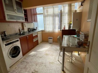 Bahçelievler'de Ebeveyn Banyolu 1, Kat 130 m2 Kredili 3+1Balkonlu