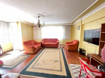 Bahçelievler'de Ebeveyn Banyolu 1, Kat 130 m2 Kredili 3+1Balkonlu