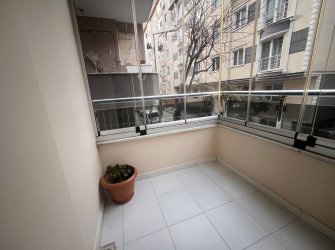 Bahçelievler Cumhuriyet'te 1,Kat Asansörlü 2+1 Balkonlu 80 m2 Daire