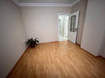 Bahçelievler Cumhuriyet'te 1,Kat Asansörlü 2+1 Balkonlu 80 m2 Daire