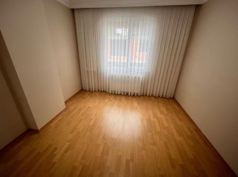 Bahçelievler Cumhuriyet'te 1,Kat Asansörlü 2+1 Balkonlu 80 m2 Daire