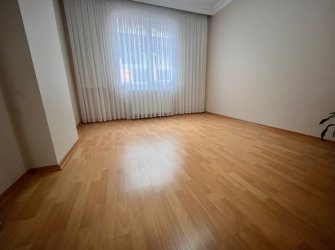 Bahçelievler Cumhuriyet'te 1,Kat Asansörlü 2+1 Balkonlu 80 m2 Daire