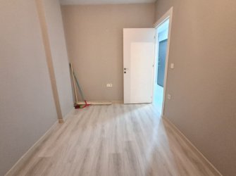 Güngören Güven'de 2+1 İskanlı 70 m2 Bahçe Katı 2 Yıllık Bina
