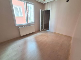 Bahçelievler Camlıkahve'de 2,Kat E.Banyolu 2+1 Asansörlü 100 m2