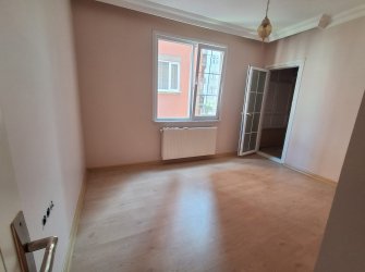Bahçelievler Camlıkahve'de 2,Kat E.Banyolu 2+1 Asansörlü 100 m2
