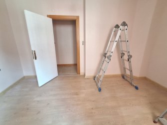 Bahçelievler Camlıkahve'de 2,Kat E.Banyolu 2+1 Asansörlü 100 m2