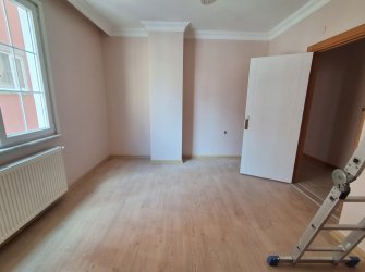 Bahçelievler Camlıkahve'de 2,Kat E.Banyolu 2+1 Asansörlü 100 m2