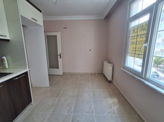 Bahçelievler Camlıkahve'de 2,Kat E.Banyolu 2+1 Asansörlü 100 m2