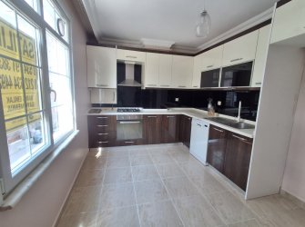 Bahçelievler Camlıkahve'de 2,Kat E.Banyolu 2+1 Asansörlü 100 m2