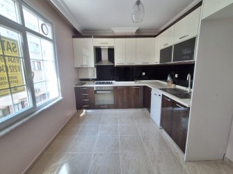 Bahçelievler Camlıkahve'de 2,Kat E.Banyolu 2+1 Asansörlü 100 m2