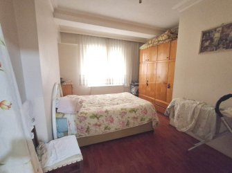 Bahçelievler Cumhuriyet'te 20 Yıllık 2+1 Asansörlü 90 m2 Y.Giriş